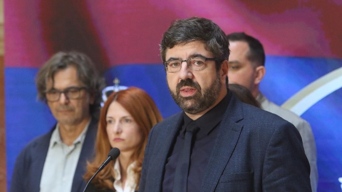 Paralelna realnost u Skupštini